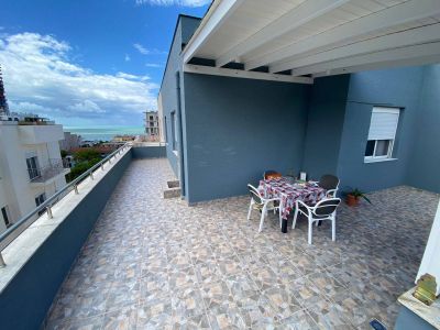 Skvelý 2+1 apartmán v veľkou terasou a výhľadom na more